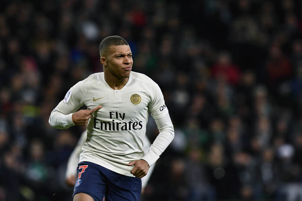 加纳乔回做，恩佐弧顶处兜射打偏了